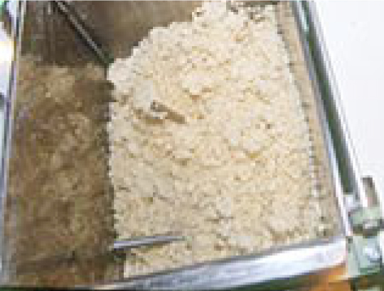 もちもち食感の麺の秘密は、小麦粉の配合と加水率。
